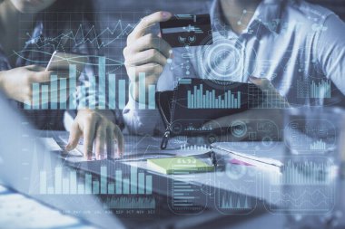 Bir kredi kartı ve ön grafik hologramı çizimi tutan kadın ve erkeğin online alışverişine iki kez maruz kalıyorlar. Borsa E-ticaret çevrimiçi ödeme kavramı.