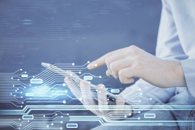 Dijital bir cihaz ve veri temalı çizim kullanan bir adamın el ele tutuşması. Yenilik kavramı.