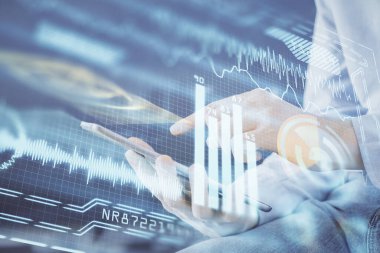 Dijital bir cihaz ve teknoloji temalı hologram çizimi kullanarak insanın elini tutarken çift pozlama. Teknoloji konsepti.