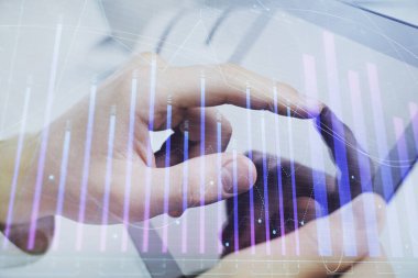 Bir adamın el ele tutuşması ve telefon ve finansal çizim kullanması. Pazar analizi kavramı.