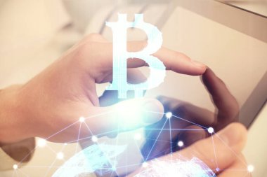 Bir adamın elini tutarken ve telefon ve kripto para birimi engelleme teması kullanırken çift pozlama.