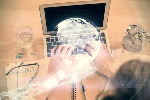 Mehrfachbelichtung Der Menschenhände Beim Tippen Über Computertastatur Und Hologrammzeichnung Der — Stockfoto