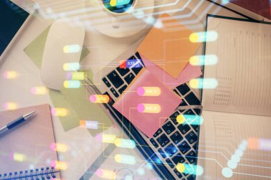 Bilgisayarlı çalışma masası arkaplanı üzerinden veri hologramına çifte maruz kalma. Ai kavramı. Üst görünüm.