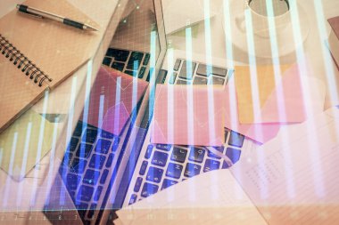 Bilgisayarla birlikte çok sayıda finansal şema çizimi. Araştırma ve analiz kavramı. Üst görünüm.