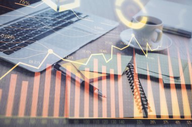 Önx grafik çizimi ve masaüstü ile kahve ve masa arkasındaki öğelerin çoklu pozlandırılması. Finansal piyasa ticareti kavramı