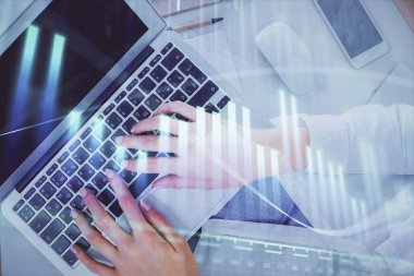 Bilgisayar ve ön x çizim hologramı üzerinde çalışan kadın elleri çift pozlama. Üst Manzara. Mali analiz kavramı.