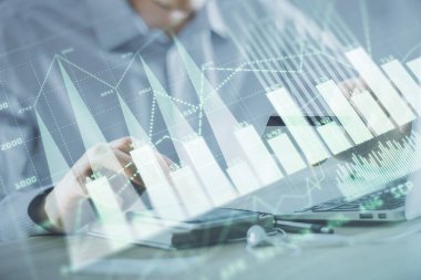 Ellerinde kredi kartı ve forex çizimi olan bir adamın çift pozu. İnternet E-ticaret kavramında hisse senedi ve dijital fintech.