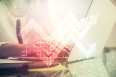 Bilgisayarda yazı yazan ve ok çizen kadınların ellerine iki kez maruz kalmışlar. Başarı konsepti.