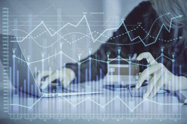 Çevrimiçi alışveriş yapan bir kadının elinde kredi kartı ve mali grafik çizimi tutarken iki kez görüntülenmiş. Borsa E-ticaret kavramı.