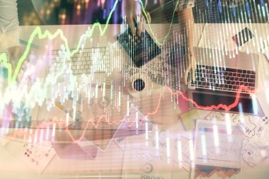 Birlikte çalışan kadın ve erkeğin birden fazla pozu ve finansal grafik hologramı. İş konsepti. Bilgisayar arkaplanı.