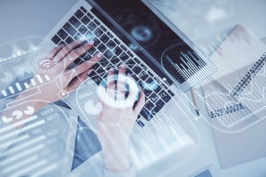 Bilgisayar ve teknoloji temalı hologram çizimlerinde çalışan kadın elleri çift pozlama. Üst Manzara. Teknoloji konsepti.