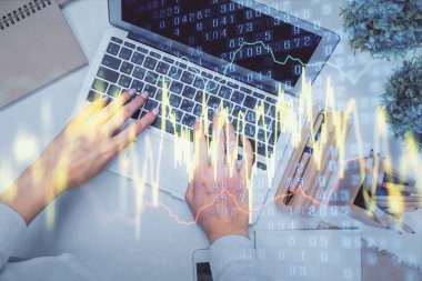 Bilgisayar ve ön grafik hologram çizimi üzerinde çalışan kadın elleri çift pozlama. Üst Manzara. Mali analiz kavramı.