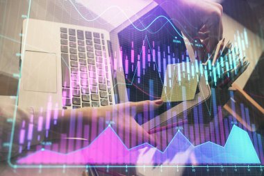 İşkadını ellerinin bilgisayar ve finansal grafik hologramı çizimlerinde çifte pozlama. Borsa analizi kavramı.