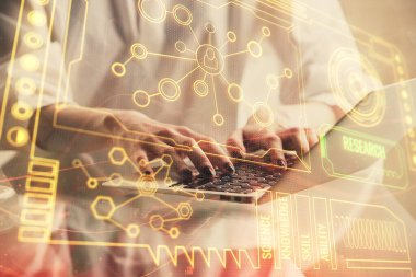 Bilgisayar ve veri temalı hologram çizimlerinde çalışan kadın elleri çift pozlama. Teknoloji kavramı.