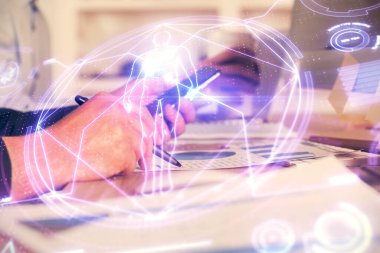 Bir adamın elini tutarken ve telefon ve eğitim teması kullanırken çift pozlama.