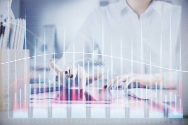 Ön x çizelgesine çift pozlama, hologram çizimi ve cep telefonu kullanan bir kadın. Finansal piyasa kavramı.