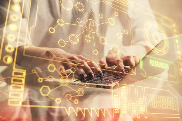 Bilgisayar ve veri temalı hologram çizimlerinde çalışan kadın elleri çift pozlama. Teknoloji kavramı.