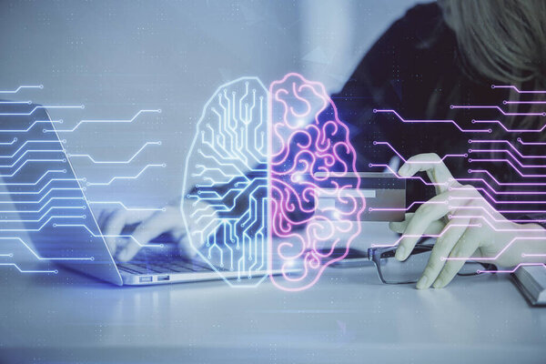 Двойное обнажение женщины в он-лайн магазинах с кредиткой и рисунком голограммы мозга. Концепция электронной коммерции данных.