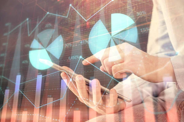 Bir adamın elini tutarken ve dijital bir cihaz ve ön grafik çizimi kullanırken çift pozlama. Finansal piyasa kavramı.