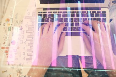 Dizüstü bilgisayarda klavye ve forx grafik hologram çizimlerini yazarken çift pozlama. Üst Manzara. Finans piyasası kavramı.