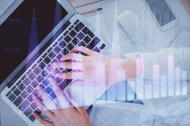Bilgisayar ve ön x çizim hologramı üzerinde çalışan kadın elleri çift pozlama. Üst Manzara. Mali analiz kavramı.