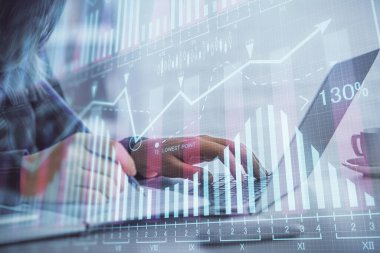 İş kadınlarının bilgisayar ve ön grafik hologram çizimlerini yazarken çift pozlama. Mali analiz kavramı.