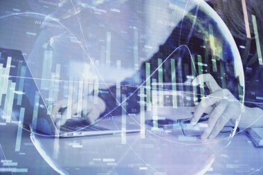 İnternetten alışveriş yapan bir kadının elinde kredi kartı ve finansal tema çizimi var. İş E-ticaret kavramı.