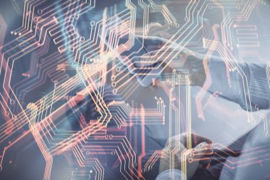 Dijital bir cihaz ve teknoloji temalı hologram çizimi kullanarak insanın elini tutarken çift pozlama. Teknoloji konsepti.