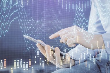 Bir adamın elini tutarken ve dijital bir cihaz ve ön grafik çizimi kullanırken çift pozlama. Finansal piyasa kavramı.