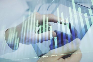 Bir adamın el ele tutuşması ve telefon ve finansal çizim kullanması. Pazar analizi kavramı.