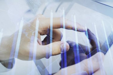 Bir adamın el ele tutuşması ve telefon ve finansal çizim kullanması. Pazar analizi kavramı.