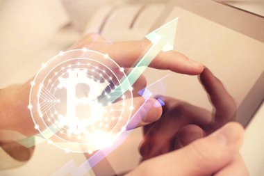 Bir adamın elini tutarken ve telefon ve kripto para birimi engelleme teması kullanırken çift pozlama.