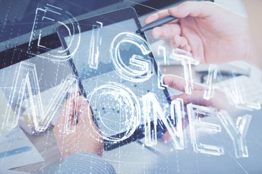 Bir adamın elini tutarken ve telefon ve kripto para birimi engelleme teması kullanırken çift pozlama.