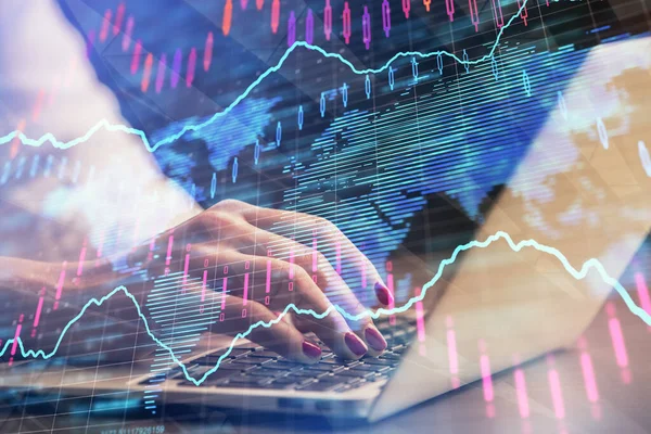 Dobbelt Eksponering Forretningskvinde Hænder Skrive Computer Forex Diagram Hologram Tegning - Stock-foto