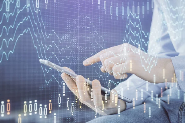Bir adamın elini tutarken ve dijital bir cihaz ve ön grafik çizimi kullanırken çift pozlama. Finansal piyasa kavramı.
