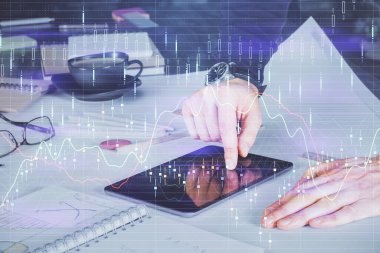 Bir adamın elini tutarken ve dijital bir cihaz ve ön grafik çizimi kullanırken çift pozlama. Finansal piyasa kavramı.