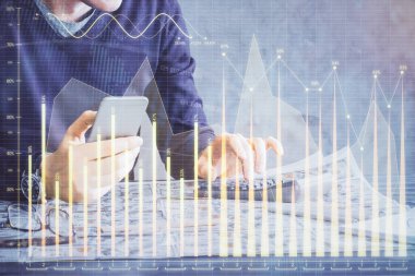 Bir adamın elini tutarken ve dijital bir cihaz ve ön grafik çizimi kullanırken çift pozlama. Finansal piyasa kavramı.