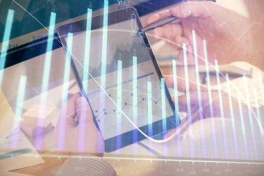 Bir adamın elini tutarken ve bir telefon ve finansal çizim kullanırken çift pozlama. Pazar analizi kavramı.