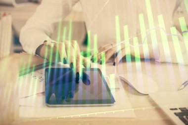 Ön x çizelgesine çift pozlama, hologram çizimi ve cep telefonu kullanan bir kadın. Finansal piyasa kavramı.