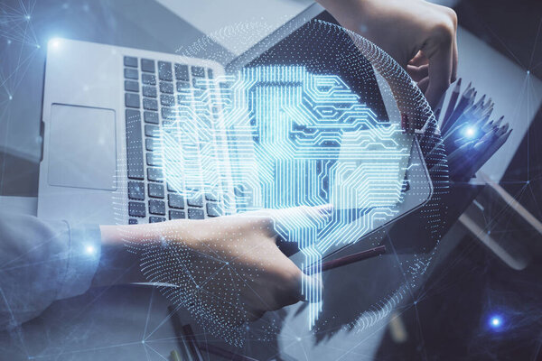 Мультиэкспозиция женских рук, работающих на компьютере и рисунке голограммы человеческого мозга. Концепция Ai tech.