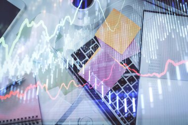 Bilgisayarla birlikte çok sayıda finansal şema çizimi. Araştırma ve analiz kavramı. Üst görünüm.