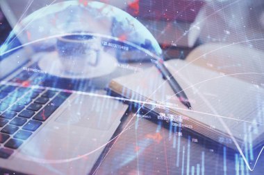 Masa arkasında kahve ve eşyalar olan ön x çizelgesi ve masaüstüne çift pozlama. Finansal piyasa ticareti kavramı