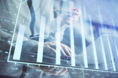 İşkadını ellerinin bilgisayar ve finansal grafik hologramı çizimlerinde çifte pozlama. Borsa analizi kavramı.