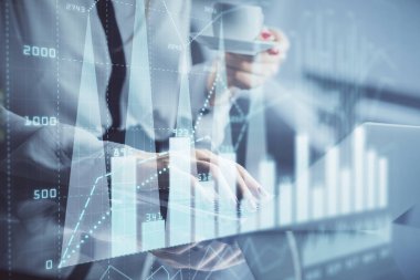 İşkadını ellerinin bilgisayar ve finansal grafik hologramı çizimlerinde çifte pozlama. Borsa analizi kavramı.