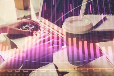 Bilgisayarda ve ön x grafik hologram çiziminde kadın eli yazarken çift pozlama. Borsa yatırım kavramı.