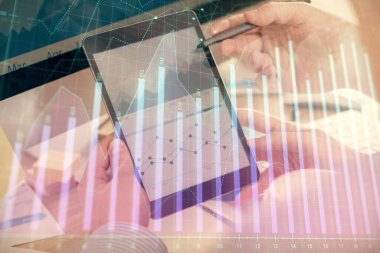 Bir adamın elini tutarken ve bir telefon ve finansal çizim kullanırken çift pozlama. Pazar analizi kavramı.