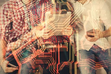 Teknoloji temalı hologram ve kadın ve erkeğin birlikte çalışıp mobil bir cihaz kullanması....