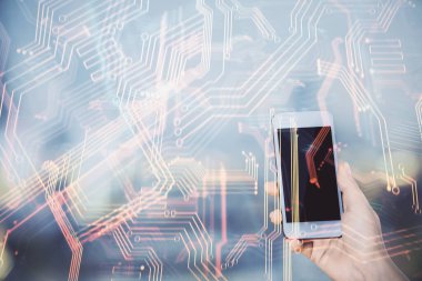 Teknoloji ikonu hologramına çift pozlama ve mobil cihaz kullanan bir kadın. Teknoloji konsepti.