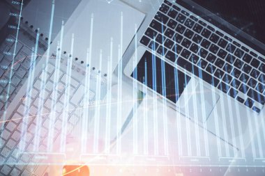 Finans piyasası grafiği ve masaüstü bilgisayarının üst görüntüsü. Çoklu maruz kalma. Yatırım kavramı.