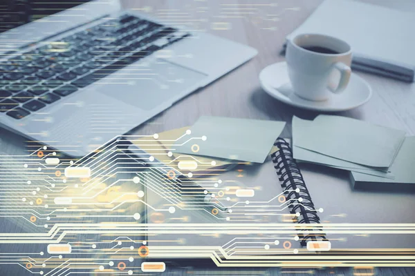 Teknoloji temalı çizimlere ve masa arkasında kahve ve eşyalar olan masaüstüne çoklu pozlama. Veri araştırması kavramı.